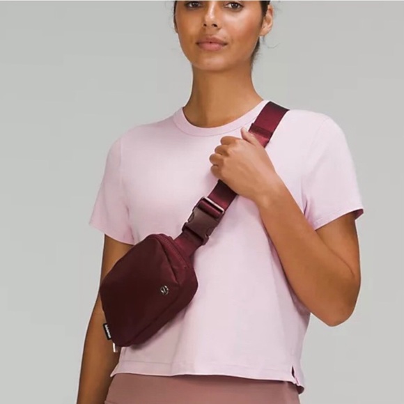 Lululemon Everywhere Belt Bag NWT - Picture 4 of 4